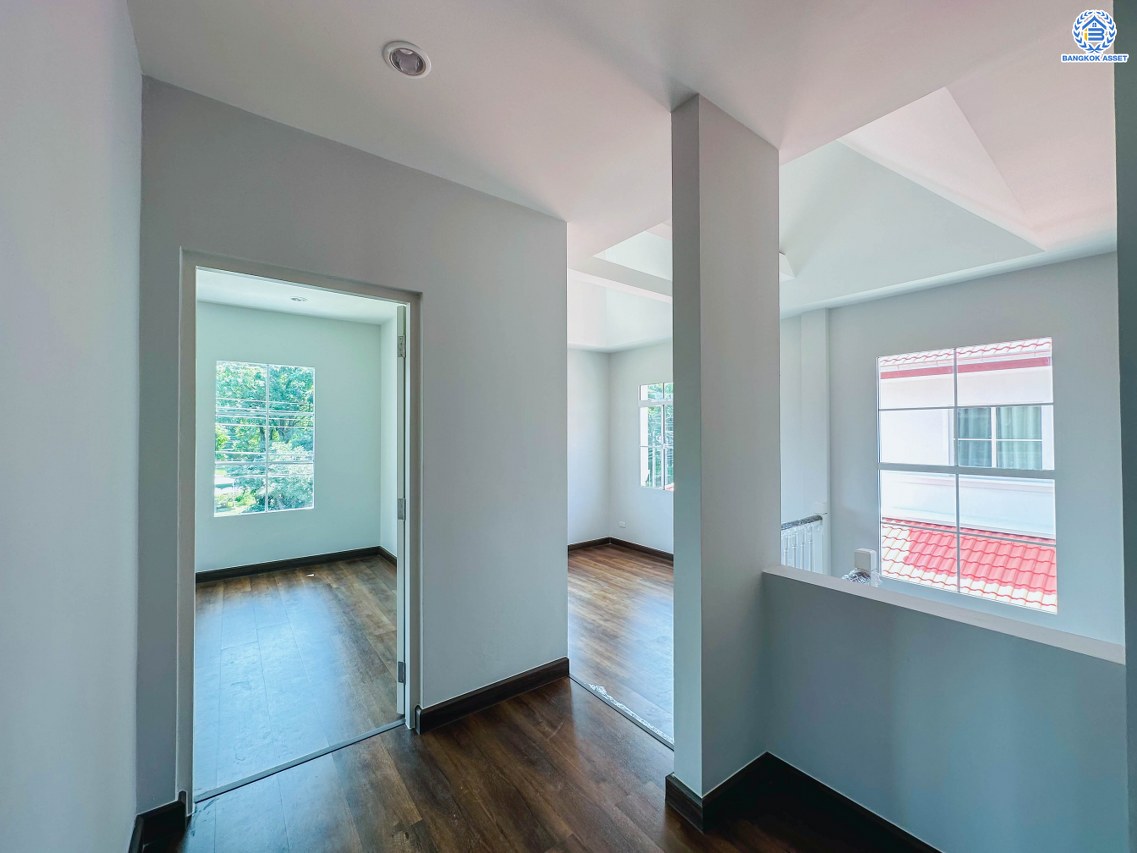 บ้านมือสองตกแต่งใหม่ โครงการ ชัยพฤกษ์ บางบัวทอง บ้านเดี่ยวจากแบรนด์ LH เนื้อที่ 83.2 ตร.ว. ฟังก์ชัน 3 ห้องนอน 3 ห้องน้ำ 1 ห้องอเนกประสงค์ จอดรถได้ 2 คัน พร้อม Facilities ครบครัน บนทำเลเดินทางสะดวก ติดถนนบางกรวย-ไทรน้อย ใกล้เซ็นทรัลเวสต์เกต และรถไฟฟ้าสายสีม่วง "สถานีบางพลู"